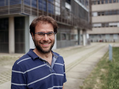 Preisträger Dr. Gal Ofir vor dem Max-Planck-Institut für Biologie in Tübingen