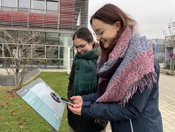 Entdecken Sie auf unserem Science Walk einige interessante Fakten aus der Welt der Kybernetik und Biologie. Scannen Sie den QR-Code, um weitere Informationen und ein Quiz zu erhalten.