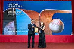 Dr. Yen-Ping Hsueh erhält den NSTC Outstanding Research Award in Taipeh.