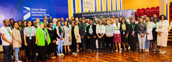 Über hundert Leute vom Symposium machen ein Foto im Flur der United States International University-Africa. Sie stehen vor einem Banner mit der Aufschrift „African Plant Symposium“.